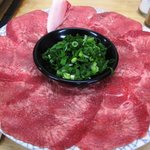 焼肉・ホルモン 一両 - 料理写真:うす切りタン　皿が透けてる？？？