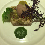 マッシュルーム - スペイン産ウサギとニンギョウタケのジュレ寄せ 秋田産ウサギレバーのムース添え サルナシのピュレと香草のソース