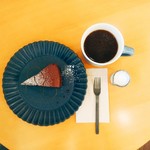 カフェ エガトー ル・ペルショワール - コーヒーの表面、微かに艶々と。