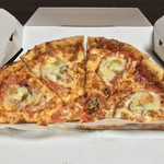 ピザオリーブ - パカッ！  
            まさしくピザのど真ん中、マルゲリータ。普段のピザに何が不足しているというのか、いや、していない。（二重否定は強い肯定。）
