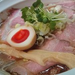 麺屋 はなぶさ - 名古屋コーチンと水のみのスープに変わりました！
                                めちゃくちゃ深くてまろやかでいて…(;つД｀)
                                醤油とのバランスもかなり良いと思いました(´- `*)♪