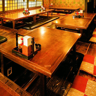 The interior is spacious and resembles an old folk house. The tatami room has a sunken kotatsu and can accommodate up to 50 people.