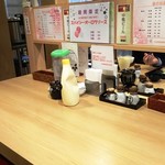 かわさき鶏唐揚専賣店 - カウンター席