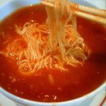 筑紫樓 - 細い麺にスープが絡みます