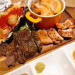 岡山キッチン - 盛り合わせのプレート。
            牛・鶏・海老・牡蠣。
            お肉は固めかな～(^^ゞ