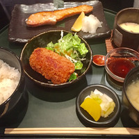 逸品料理屋 流石 - 銀鮭の塩焼きと蟹クリームコロッケ 950円