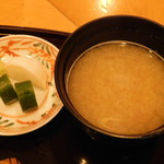 天ぷら 天青 - ランチメニューの天青天丼の味噌汁と香の物