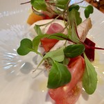 Bistrot Chez Bois - アミューズ:特別な栽培方法で育てたトマトと富山湾の勘八(だったか…)の炙り、大根ピクルス、清水牧場モッツァレラのムース。