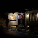 Bistrot Chez Bois - 暗い夜道にポッと灯りが迎えてくれる