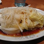 中華食堂一番館 - 白菜の芯の部分を薄味で煮込んでいる。上に長ネギ。