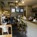 Umui - 店内。写真奥のソファ席へ。