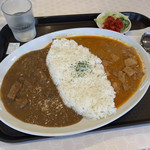 J&T AIGAKE CURRY  - ④江田島海軍カレーと⑧タイチキンマッサマンカレーのあいがけカレー