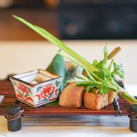 山玄茶 - 法蓮草と大徳寺麩の胡麻和え クラゲともずく酢 出汁巻きの海苔巻き スナップえんどうと蛸の串 鯛の笹巻き(寿司) 八幡巻き 南蛮漬け ローストビーフ 木の芽田楽麩