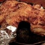 興 - 「手羽先焼き」：ひと噛みひと噛み押し返してくる鶏皮の感触を愉しい♪