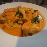 シャトン - 平麺　秋鮭と茸のトマトクリーム