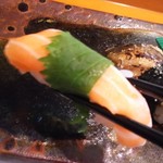 玄海鮨 - トロサーモン 大葉巻き