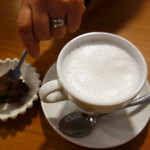 フィーカ コーヒー - くまチョコミルク600円(税込)。 かなりフワフワに泡立てたフォームドミルクと生チョコのセットです。