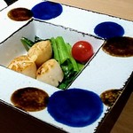個室 肉割烹 牛若丸 - ホタテのバター醤油焼き730円