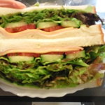 パサージュ ア ニヴォ - ハムチーズ野菜サンド380円。すごいレタスのボリューム。