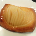 パサージュ ア ニヴォ - 洋ナシのデニッシュ。カスタードと洋ナシがたっぷり。サクサクのデニッシュとマッチして激ウマ。