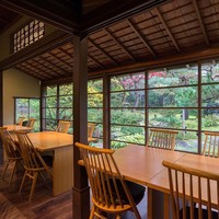 かなざわ玉泉邸 - 庭園を眺めながらゆったりとお食事をご堪能いただけます