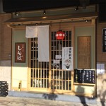 支那そば しんば - 白木の格子戸がある外観は、あまりラーメン屋さんぽくない印象です。  