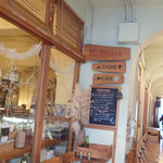 モダナークファームカフェ - エントランス　待合用のいすもあったミャ