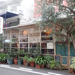 外観　緑あふれてテラス席もあったようミャ