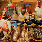 パンの販売も　アリサンの商品もあるミャ