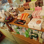 モダナークファームカフェ - お菓子や洗剤など、自然食材店にありそうなのも結構揃ってるミャ