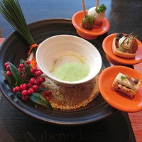 ナベノ-イズム - 聖護院蕪の クリアヴルーテ   ルッコラの エキュームを浮かべて  近隣老舗との コラボスナック
                ニース風うずらの卵 ソースアンショワ と ラディッシュ