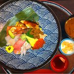 むさし - 海鮮丼。器が大きいので、量が少なく見えるけど量は普通。男性が食べるにはもう少しご飯が欲しいかなって位。