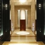 RISTORANTE OZIO - ozio　二重ﾄﾞｱを開けると両側にﾜｲﾝｾﾗｰ(゜o゜)！逃げ出したくなります（笑）.JPG