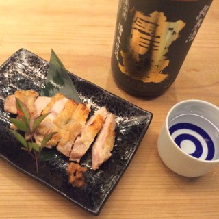 Delicious chicken, delicious sake, and delicious appetizers.