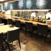 Az/ビーフン東 大阪店 - 地下の店内はゆったり('18.10月中旬)