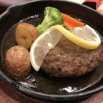 YEBISU BAR - ＊ハンバーグは小ぶりで手作り感には欠けるそう。 レモンソースは味わいが薄かったらしく、私の牡蠣フライに添えられたソースをかけておりました。(^^;)