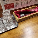 マルハのカルビ丼 - テーブル