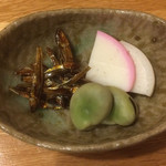 Chiyomusume - 正月らしいお通し。田作り、蒲鉾、そら豆