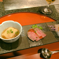 ステーキ円山 - 前菜 ヒラメのカルパッチョ、ローストビーフ、揚げ出し豆腐