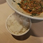 アンダーグラウンド ラーメン 頑者 - ここに半ライスを投入。