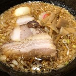 丸八ラーメン - チャーシュー麺肉三枚玉子入 ¥1,050-(税込)
背脂多目