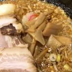 丸八ラーメン - チャーシュー麺肉三枚玉子入 ¥1,050-(税込)
背脂多目のアップ