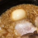 丸八ラーメン - チャーシュー麺肉三枚玉子入 ¥1,050-(税込)
背脂多目のアップ