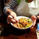 大阪イレブンスパイス＋ - スーパーhotカリー混ぜ麺を、混ぜてる友人