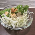 HOME INN CURRY - 私は葉野菜にちりめんとクルトンをトッピングしてみました。