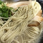 博多三氣 - 細麺を採用