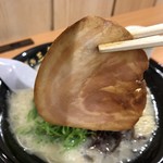 博多三氣 - 薄っぺらなチャーシューが２枚
