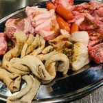飛騨焼肉・ホルモンぼたん - 各種お肉を少しずつ注文。