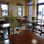 明るく広い店内