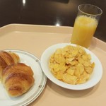 Okura akuto shiti hoteru hamamatsu - 先ずはクロワッサンとコーンフレークにオレンジジュース